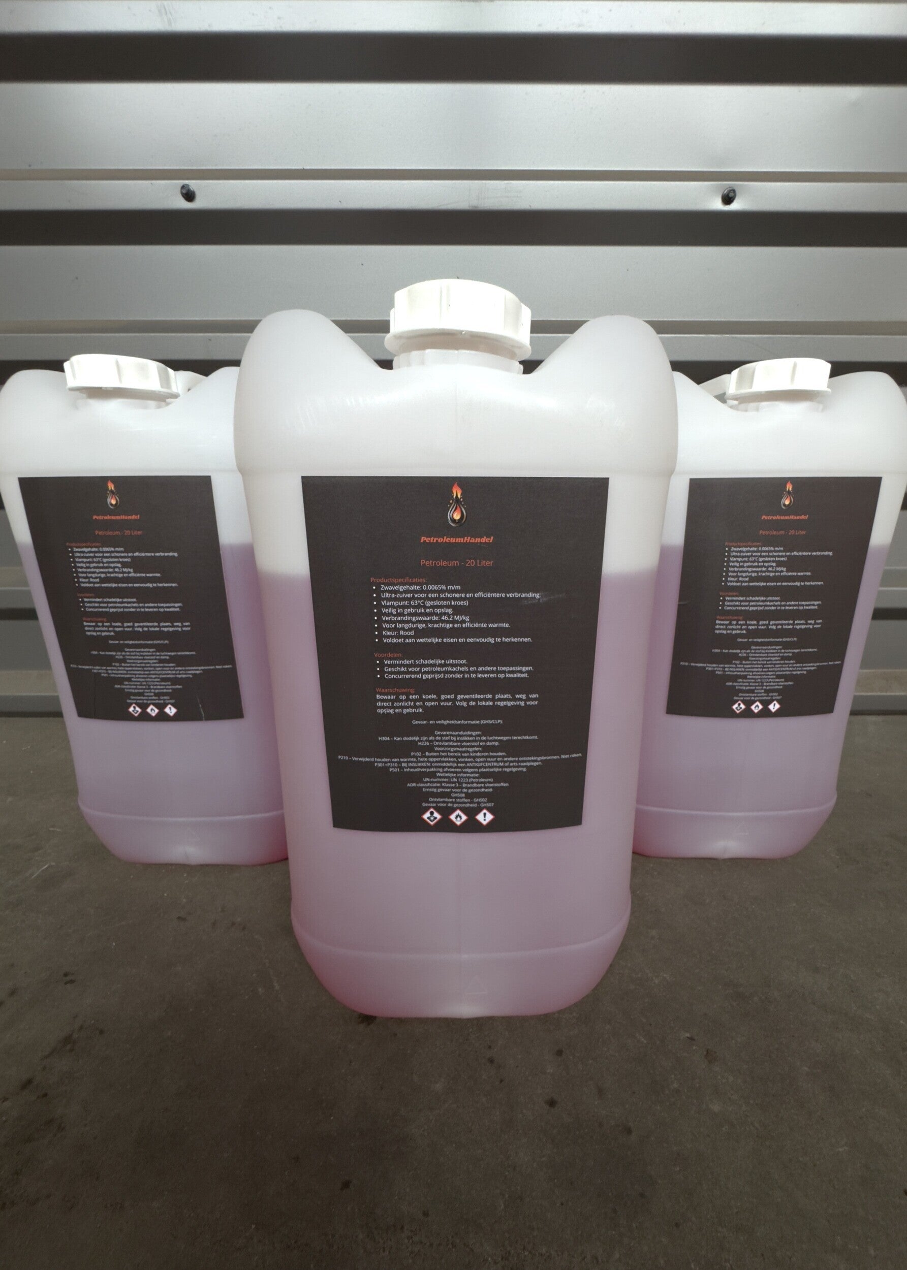 PetroleumHandel | Petroleum Den Helder - Hoogwaardige C Rood Petroleum. Foto van 3 vaten gevuld met petroleum, beplakt met onze label. 